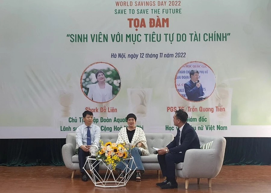 PGS.TS Trần Quang Tiến (ngoài cùng bên trái) và Shark Đỗ Liên trao đổi với sinh viên Học viện Phụ nữ Việt Nam nhiều vấn đề liên quan đến tiết kiệm và tự do tài chính.