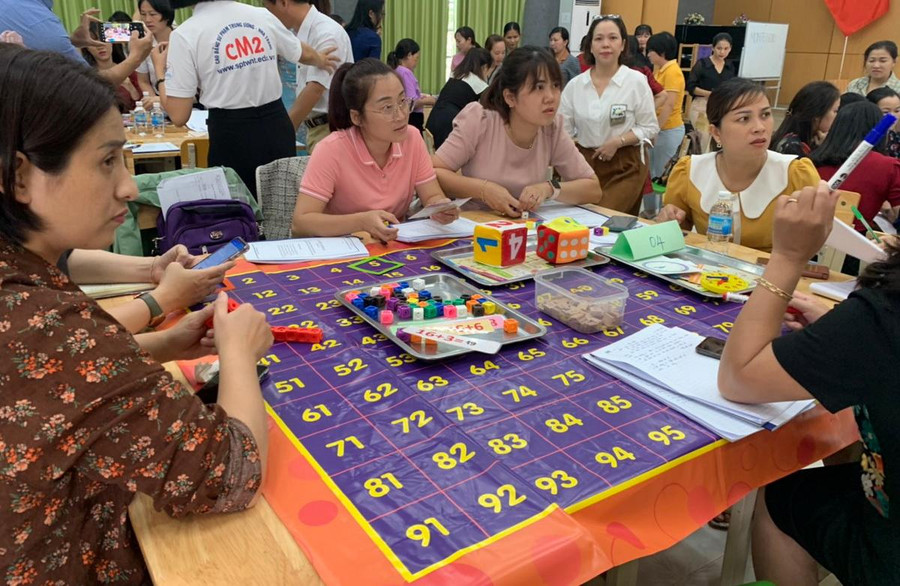 Chăm chú, thảo luận nghiêm túc trong hoạt động nhóm. Chăm chú, thảo luận nghiêm túc trong hoạt động nhóm.