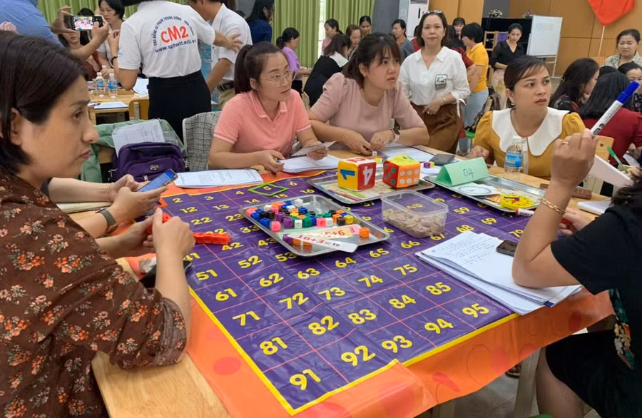 Chăm chú, thảo luận nghiêm túc trong hoạt động nhóm.