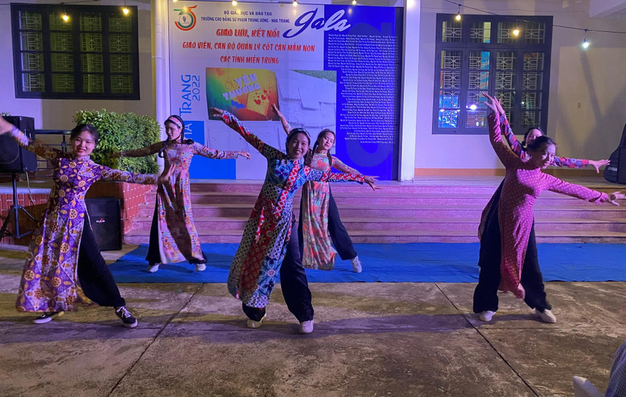 Không chỉ miệt mài bên những trang giáo án, các cô giáo mầm non còn có nhiều tài năng khác. Không chỉ miệt mài bên những trang giáo án, các cô giáo mầm non còn có nhiều tài năng khác.