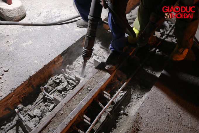 Sau gần 10 năm được Bộ GTVT thi công xong và bàn giao cho thành phố Hà Nội tiếp quản, điều tiết giao thông đến nay hầu hết các vị trí khe co giãn đã hỏng, vỡ, không đảm bảo.