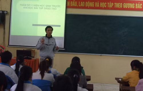 Thầy Dũng đang hướng dẫn các em ôn thi tốt nghiệp