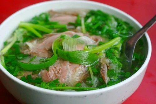 
Bữa sáng, cha mẹ có thể cho con ăn bún, phở nhưng phải có rau hoặc hoa quả. Ảnh:H.E.