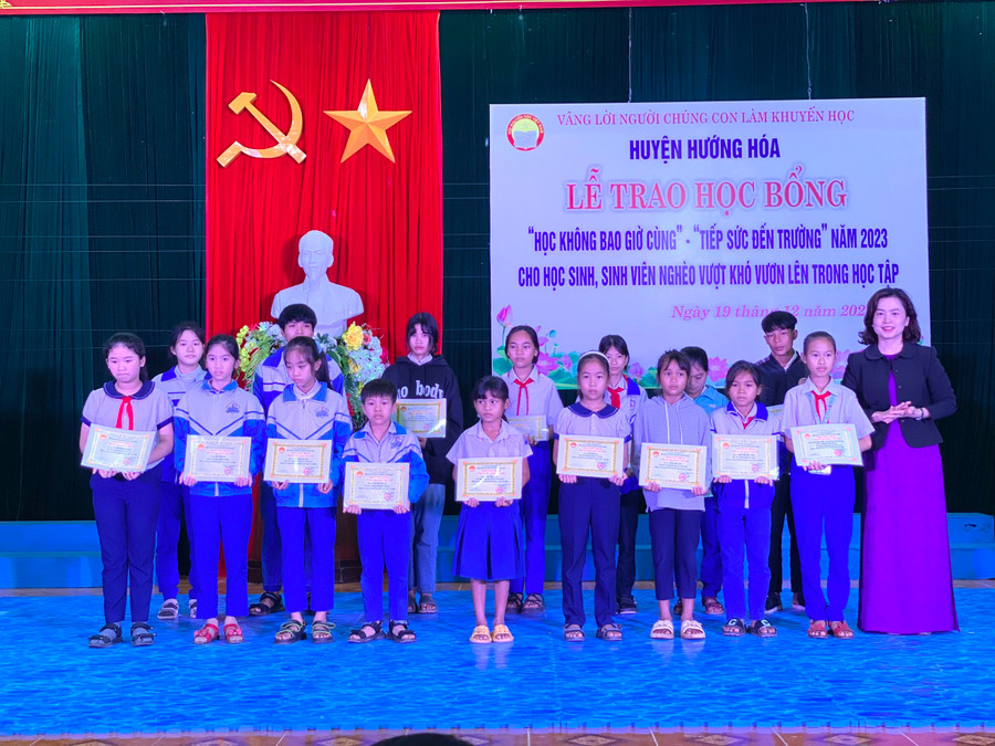 Bà Nguyễn Thị Thanh Nga, Trưởng Phòng GD&ĐT huyện Hướng Hóa trao học bổng đến học sinh. Bà Nguyễn Thị Thanh Nga, Trưởng Phòng GD&ĐT huyện Hướng Hóa trao học bổng đến học sinh.