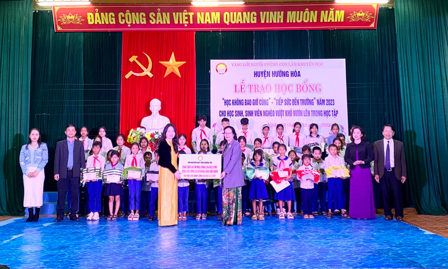 Bà Dương Thị Hải Yến - Chủ tịch Hội Khuyến học tỉnh Quảng Trị trao áo ấm của gia đình cố Tổng Bí thư Lê Duẩn tặng học sinh Hướng Hóa. Bà Dương Thị Hải Yến - Chủ tịch Hội Khuyến học tỉnh Quảng Trị trao áo ấm của gia đình cố Tổng Bí thư Lê Duẩn tặng học sinh Hướng Hóa.