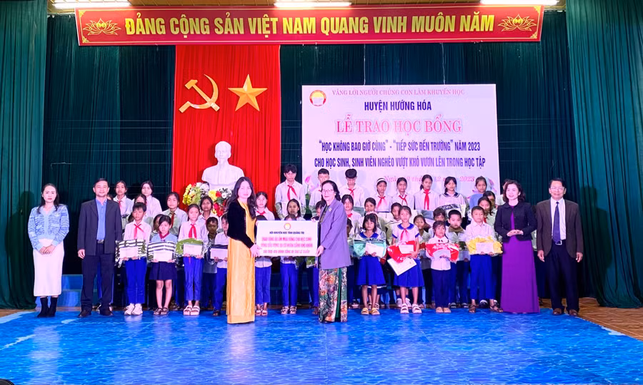 Bà Dương Thị Hải Yến - Chủ tịch Hội Khuyến học tỉnh Quảng Trị trao áo ấm của gia đình cố Tổng Bí thư Lê Duẩn tặng học sinh Hướng Hóa.