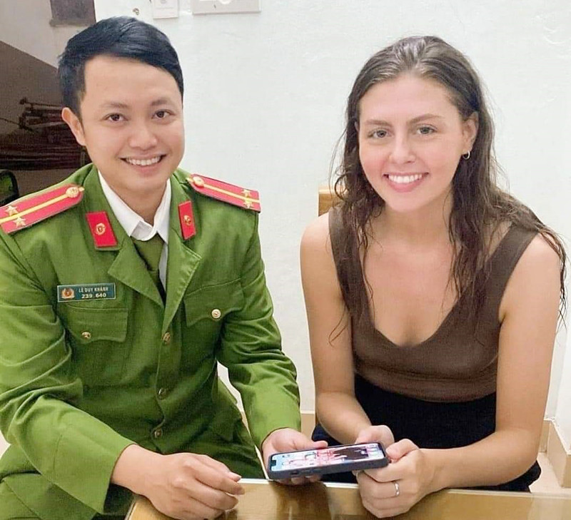 Công an bàn giao chiếc điện thoại cho du khách Anh đánh rơi.