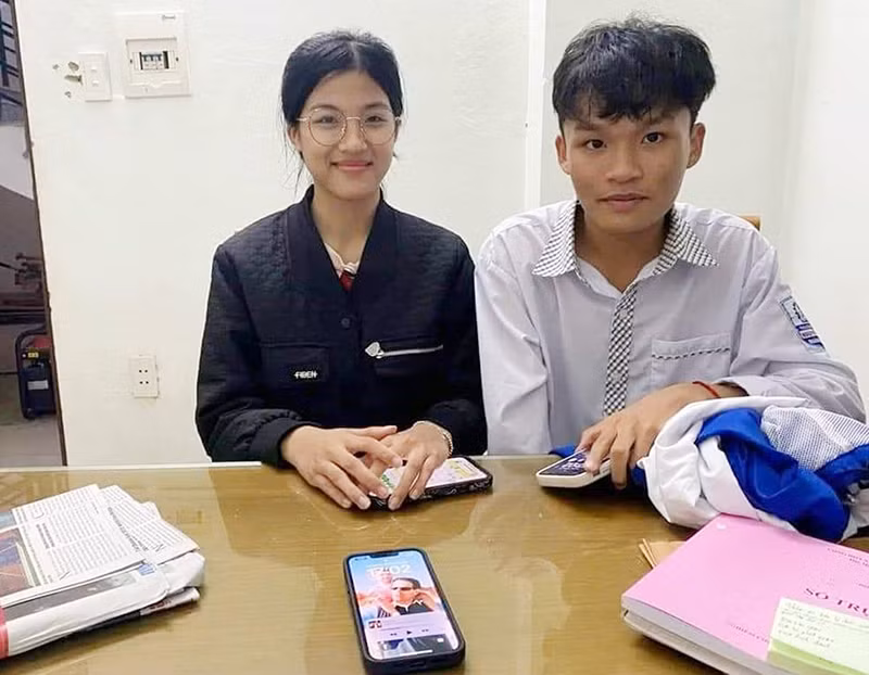 Hai học sinh nhờ công an tìm và trả lại điện thoại cho du khách đánh rơi.