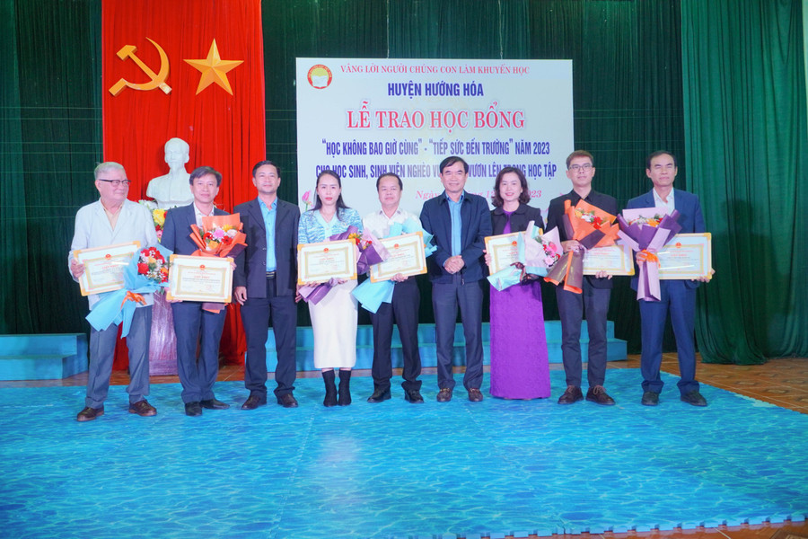 Lãnh đạo huyện Hướng Hóa ghi nhận sự đồng hành, hỗ trợ của các đơn vị, tổ chức. Lãnh đạo huyện Hướng Hóa ghi nhận sự đồng hành, hỗ trợ của các đơn vị, tổ chức.