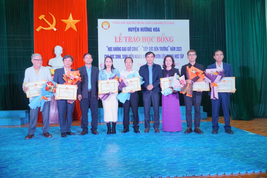 Lãnh đạo huyện Hướng Hóa ghi nhận sự đồng hành, hỗ trợ của các đơn vị, tổ chức.