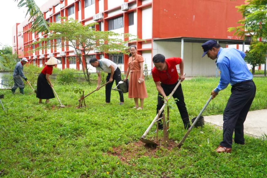 iSchool Quảng Trị hướng đến mục tiêu&quot; xanh hoá trường học&quot;, tạo không gian xanh cho học sinh trải nghiệm, cung cấp các loại trái cây trong bữa ăn hàng ngày cho học sinh.