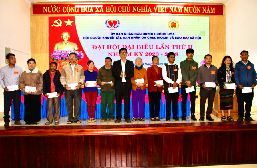 Đại diện Công ty TĐQT trao quà cho người khuyết tật, nạn nhân da cam. Đại diện Công ty TĐQT trao quà cho người khuyết tật, nạn nhân da cam.