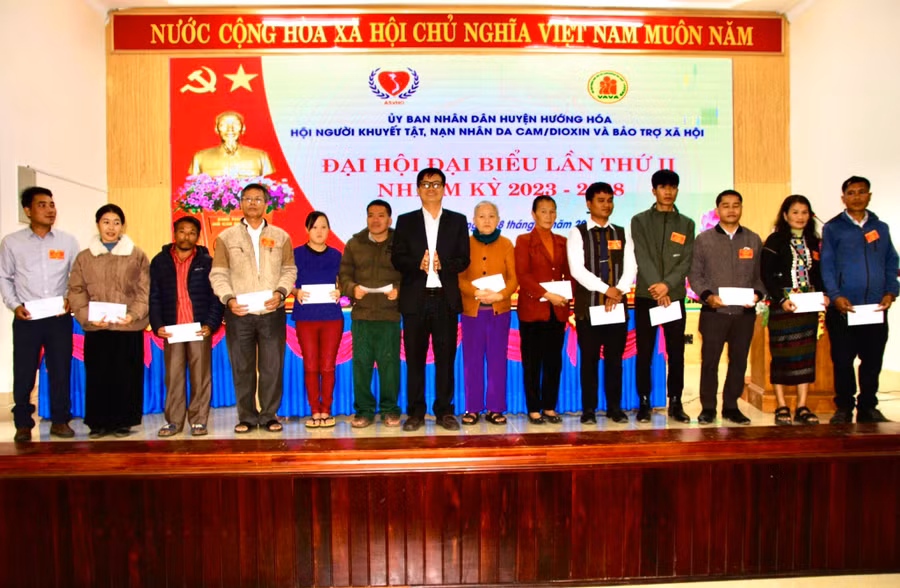 Đại diện Công ty TĐQT trao quà cho người khuyết tật, nạn nhân da cam.