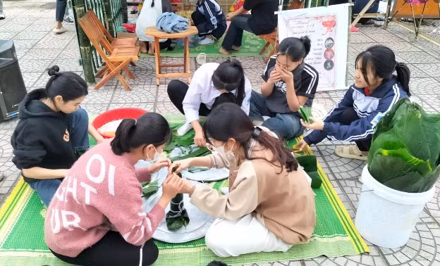 Học sinh THPT Bình Sơn (Sông Lô) tự gói bánh chưng. Nguồn facebook