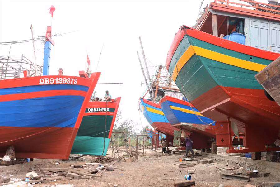 Xưởng đóng tàu của chị Sửu tạo công ăn việc làm cho hơn 30 công nhân mỗi ngày.