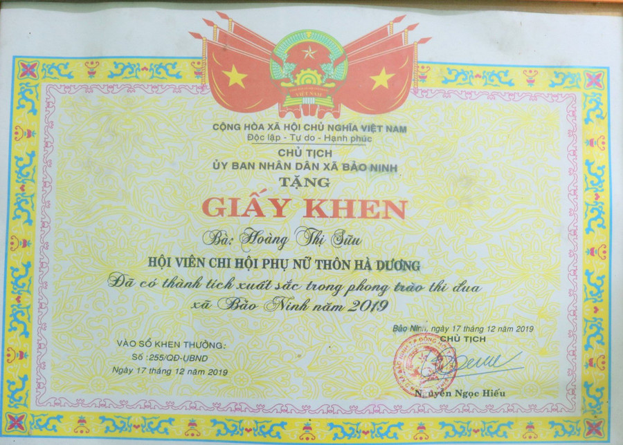 Nhiều năm liền, chị Sửu được khen thưởng nhờ những đóng góp cho địa phương.