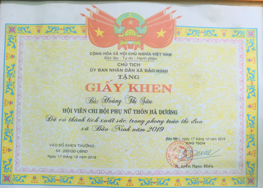 Nhiều năm liền, chị Sửu được khen thưởng nhờ những đóng góp cho địa phương.