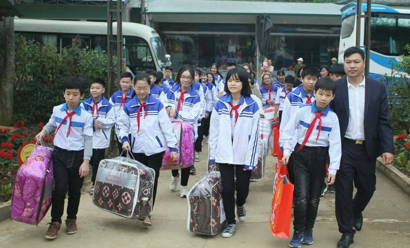 Thầy và trò Trường Lê Quý Đôn đến tặng quà cho trường Tiểu học và THCS Minh Tiến - huyện Hàm Yên - tỉnh Tuyên Quang