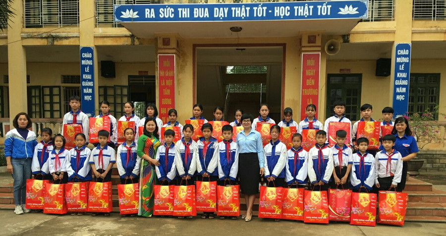 Trường THCS Lê Quý Đôn tặng quà tết cho học sinh nghèo Trường THCS Phú Lâm