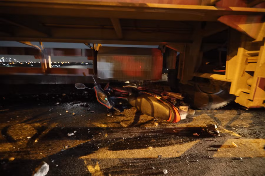 Tại hiện trường, những chiếc xe máy vẫn còn nằm nguyên dưới gầm xe container.