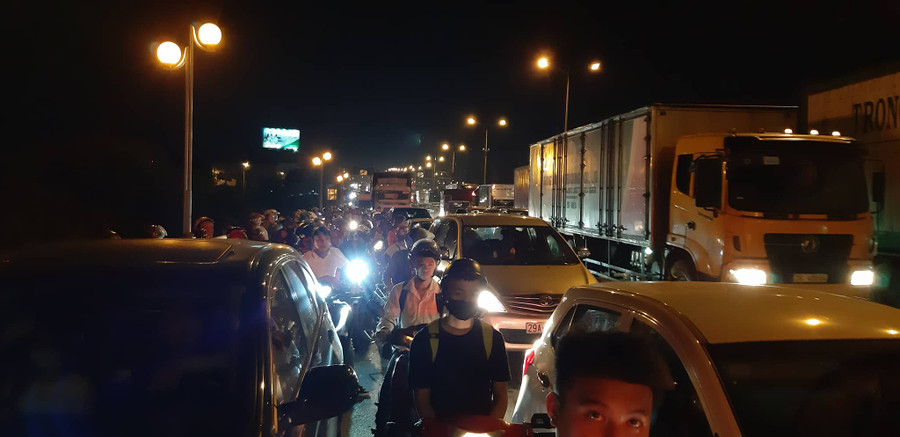 Tai nạn đúng giờ cao điểm, gây tê liệt toàn bộ trục đường ra ngoại thành.