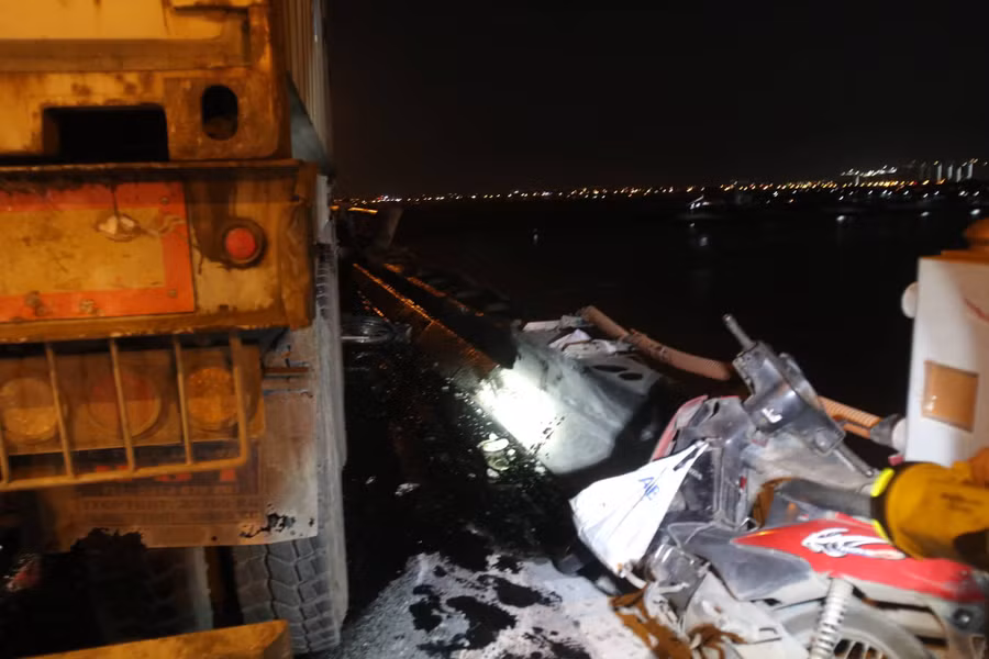 Hàng loạt rào chắn của cầu bị húc đổ.