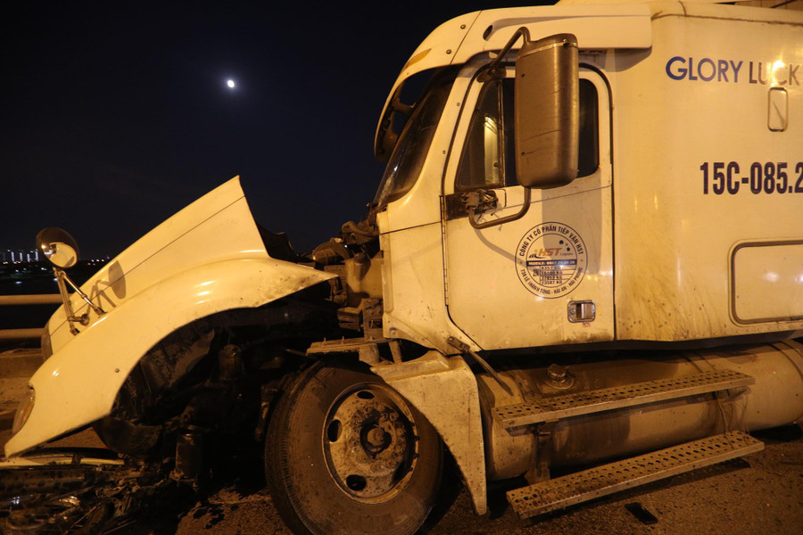 Đầu chiếc xe container bị biến dạng hoàn toàn sau tai nạn.