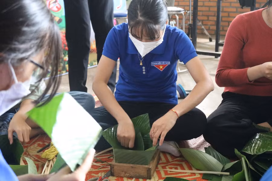 Cùng nhau gói những chiếc bánh chứa đầy yêu thương.