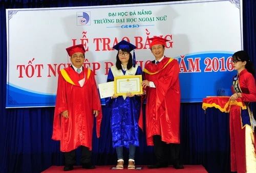 GS.TS Trần Văn Nam - GĐ ĐH Đà Nẵng và TS Trần Hữu Phúc - Hiệu trưởng nhà trường - trao bằng tốt nghiệp và khen thưởng cho SV xuất sắc toàn khóa.