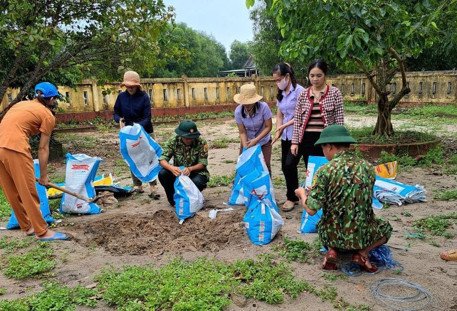 Giáo viên sử dụng bao chứa cát để gia cố các mái công trình.