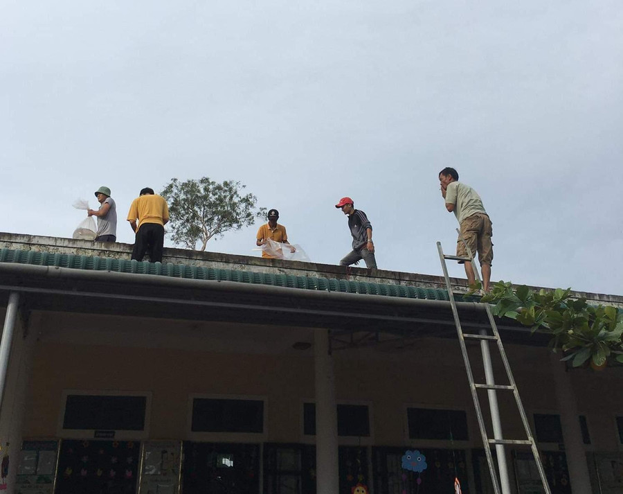 Lực lượng địa phương giúp các trường học trên địa bàn phòng chống bão.