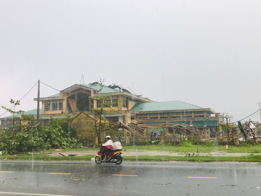 Chợ thị trấn Cửa Việt bị lốc làm tốc mái.