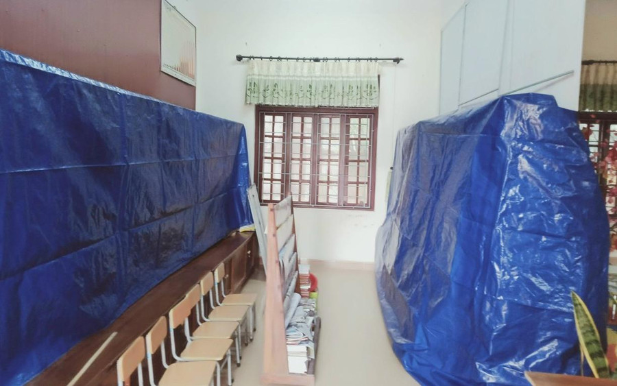 Tại huyện Triệu Phong, các trường học đang khẩn trương tập trung nhân lực, phối hợp với các lực lượng địa phương triển khai biện pháp gia cố phòng học, đưa các thiết bị máy tính, sách vở đến những phòng kiên cố, chằng chéo lại mái tôn... để phòng chống bão Noru.