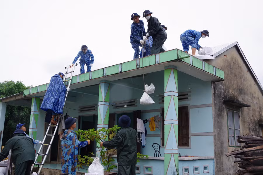 Giúp dân chằng chống nhà cửa giảm thiểu thiệt hại do bão gây ra.