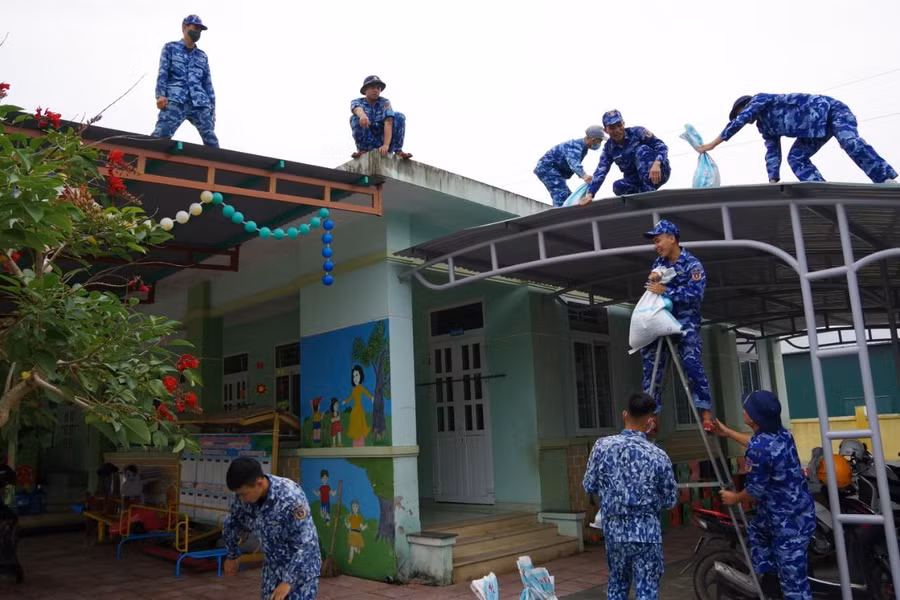 ... và trường học tại xã Triệu An phòng chống bão.