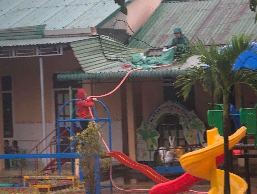 Bơm nước vào bao đè trên mái các công trình phòng học.