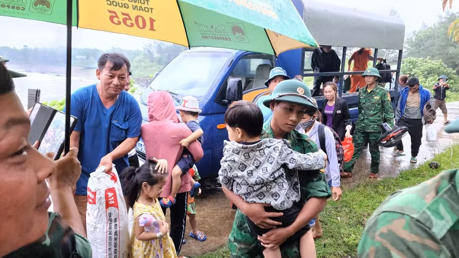 Gần 300 người dân đảo Cồn Cỏ được đưa xuống hầm trú ẩn.