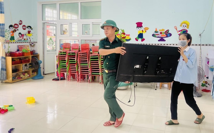 “Hiện các trường học trên địa bàn đang triển khai hoạt động chằng chéo các mái công trình, buộc chặt cửa phòng, di chuyển máy tính và các thiết bị đến nơi an toàn. Trong chiều nay, học sinh các trường nghỉ học thì thầy cô sẽ tập trung hoàn thiện công tác phòng chống, ứng phó với bão số 4”, bà Hòa cho hay.