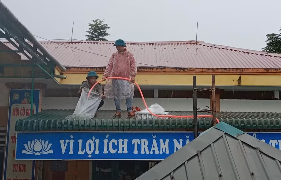 Quảng Trị khẩn trương gia cố phòng học ứng phó bão Noru