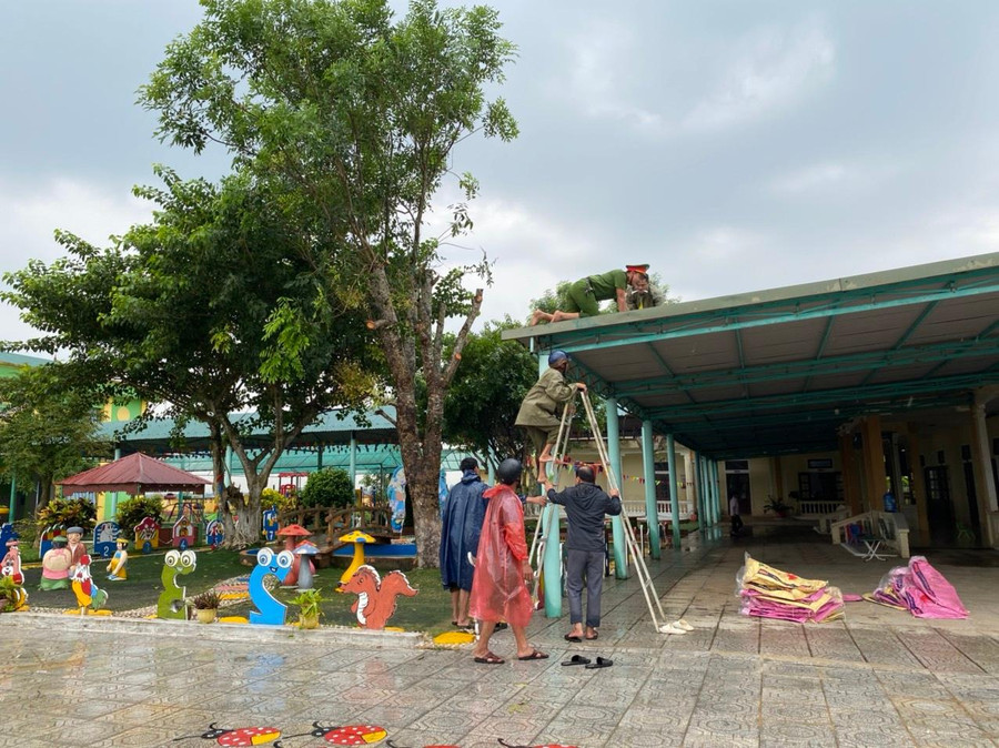 Gia cố mái tôn tại các trường mầm non, nhằm hạn chế tốc mái do mưa bão.