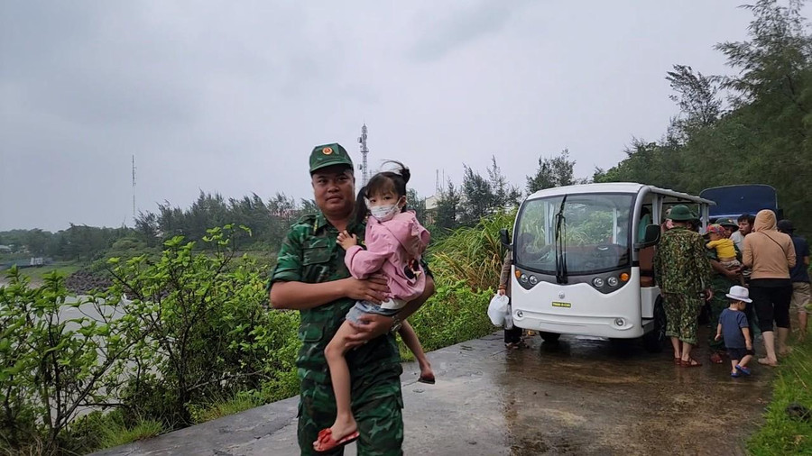 Bộ đội bế các em nhỏ di chuyển vào hầm. Bộ đội bế các em nhỏ di chuyển vào hầm.