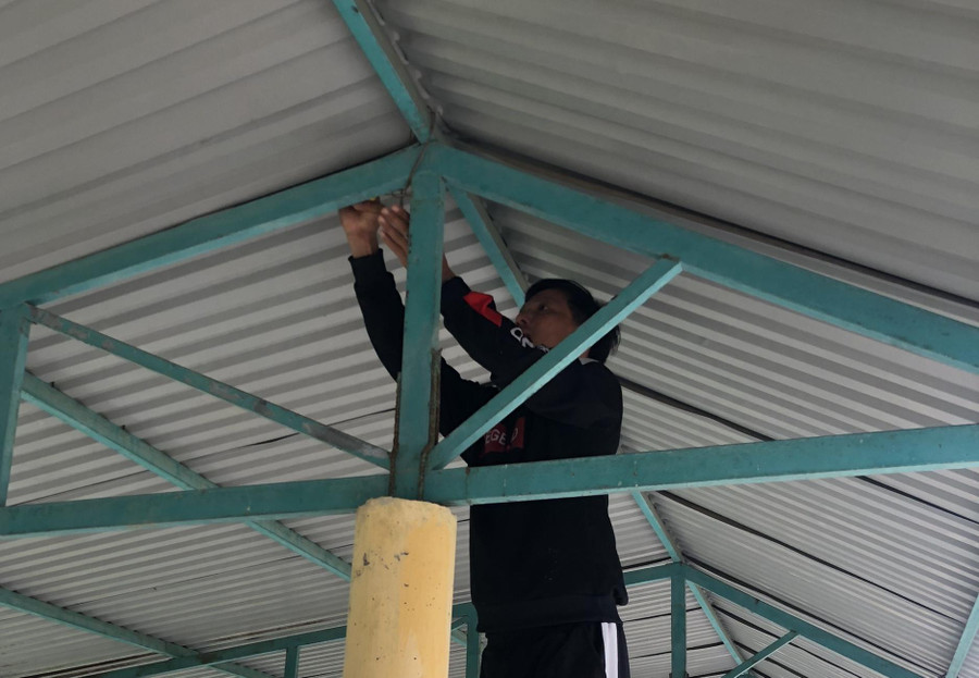 Hiện nay, cơ bản các trường học trên địa bàn, đặc biệt là các trường học ven biển đã thực hiện việc chằng buộc phòng học, mái tôn, đưa máy tính đến nơi kiên cố để bảo vệ, cắt tỉa cây xanh khuôn viên để tránh bị đổ, gãy... Đến trưa nay, các trường đang ráo riết thực hiện công tác phòng chống bão.