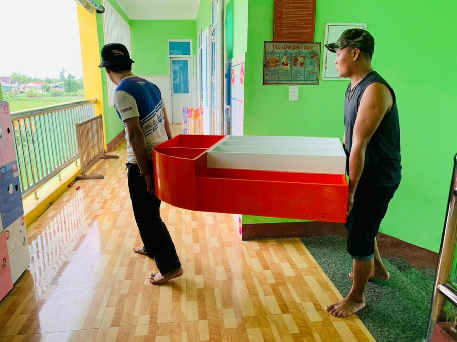 Di chuyển các thiết bị, vật dụng đến nơi khô ráo.