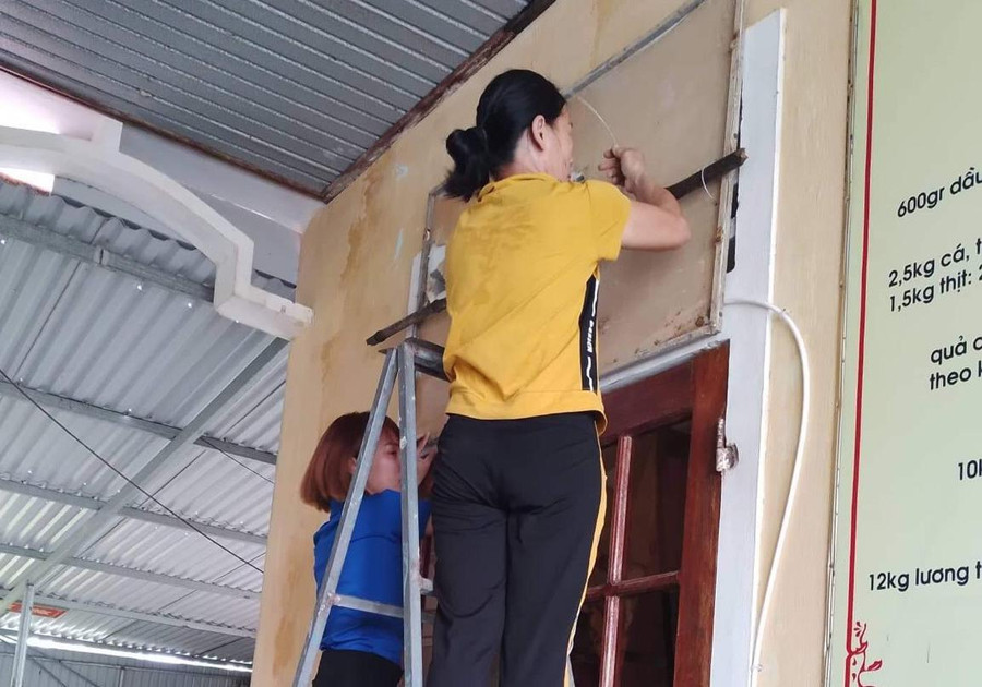 Buộc lại cánh cửa cho chắc chắn, hạn chế bị gió lùa.