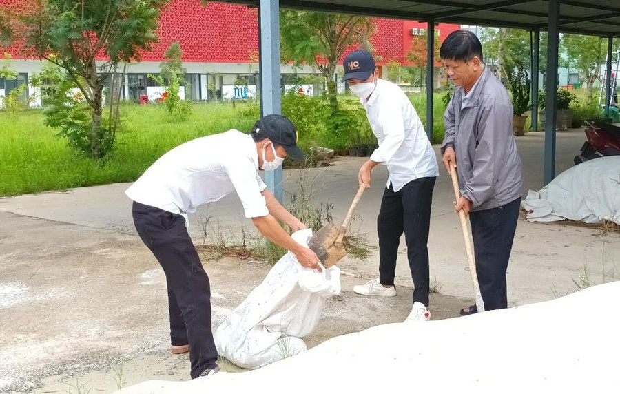 Sử dụng các bao cát để đè lên mái tôn, hạn chế hư hỏng.