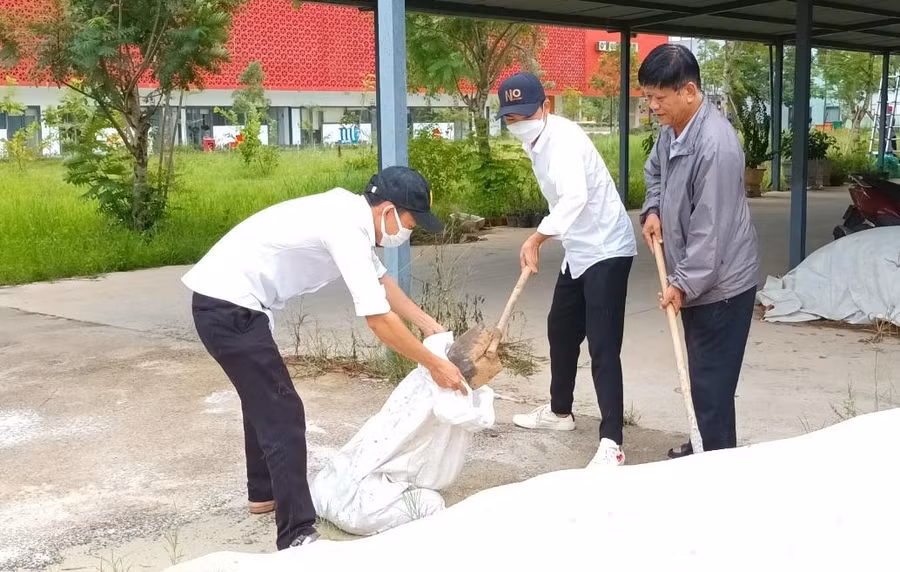 Sử dụng các bao cát để đè lên mái tôn, hạn chế hư hỏng.