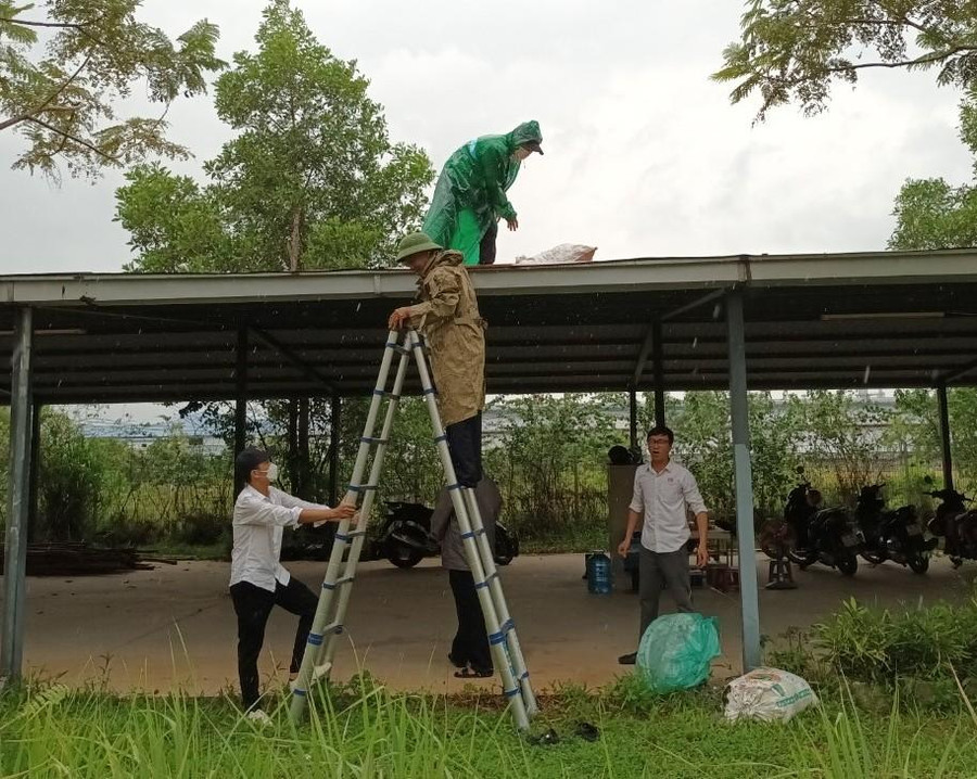 Giáo viên trường Ischoool Quảng Trị gia cố công trình mái tôn, giảm thiệt hại do mưa bão.