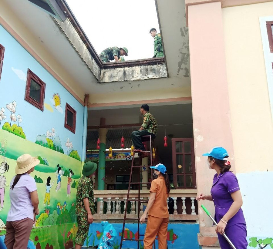 Lực lượng vũ trang hỗ trợ các trường thực hiện công tác phòng, chống bão.