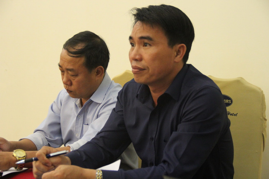 Thầy Tăng Văn Tú (bên phải) chăm chú lắng nghe, lĩnh hội những thông tin, kiến thức mới từ buổi tập huấn