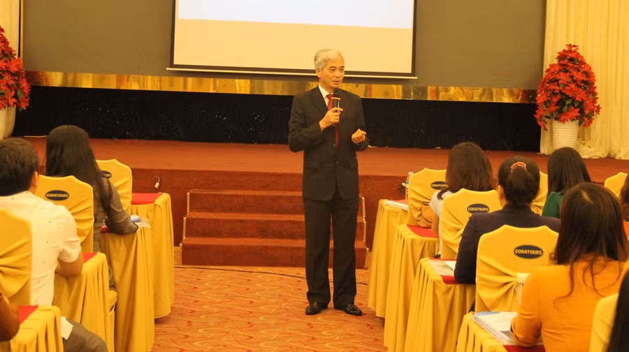 PGS.TS Trần Hữu Hoan- Phó Giám đốc Học viện Quản lý Giáo dục quán triệt một số nội dung đối với khóa tập huấn, bồi dưỡng.